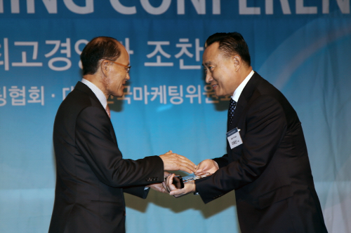 ▲ 이해선 코웨이 대표이사(오른쪽), 원대연 사단법인 한국마케팅협회 명예회장(왼쪽) © 코웨이